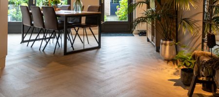 Een PVC vloer leggen op plavuizen/tegels