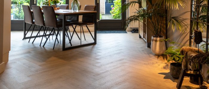 Een PVC vloer leggen op plavuizen/tegels