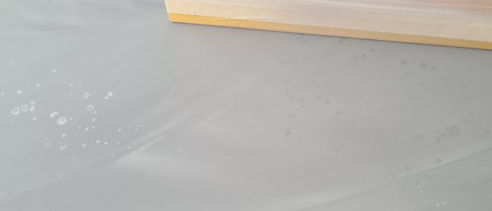 Gietvloer krassen: hoe kun je ze voorkomen en verhelpen?