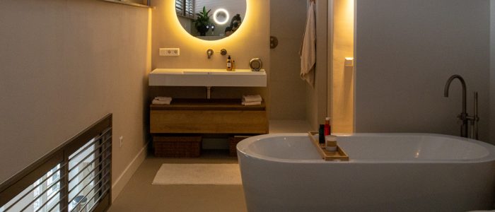 Gietvloer over tegels of plavuizen plaatsen