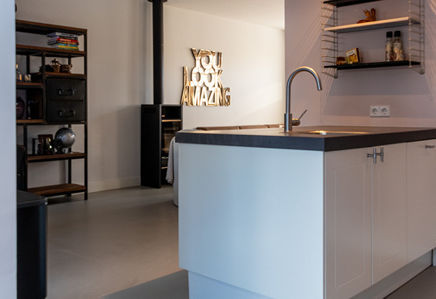 gietvloer over plavuizen