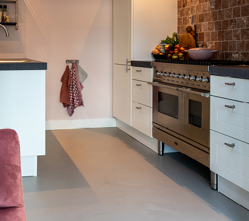 gietvloer over tegels heen leggen