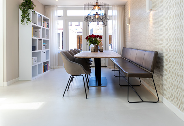 witte gietvloer leggen