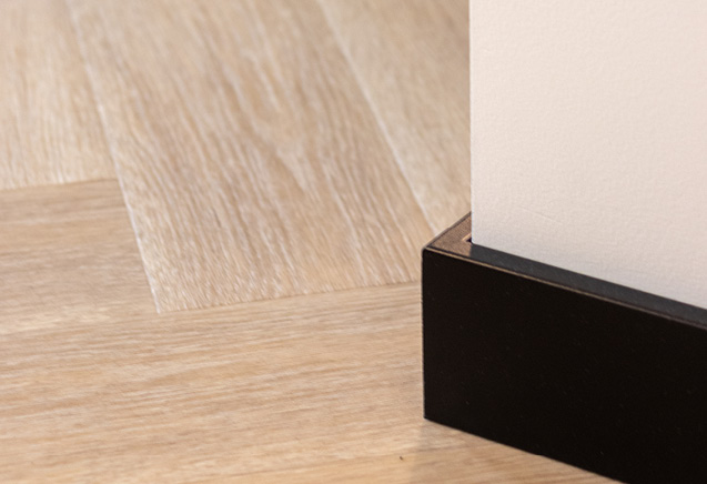 plinten zetten bij een pvc vloer