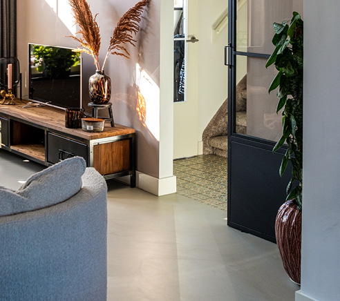 gietvloer zwart woonkamer