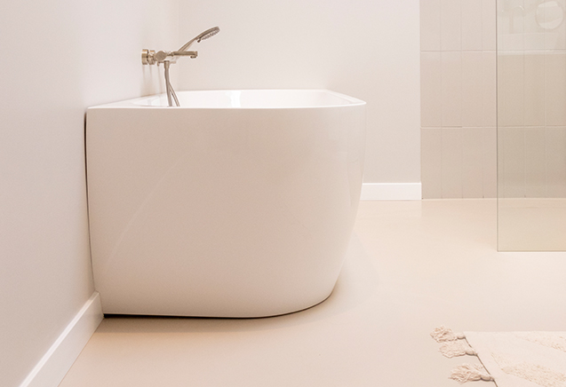 nadelen gietvloer badkamer