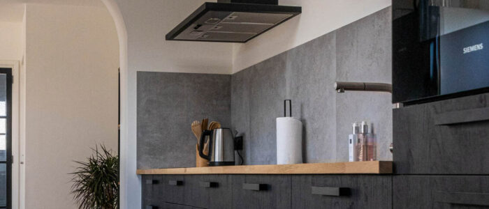 Betonlook vloer bij industrieel interieur