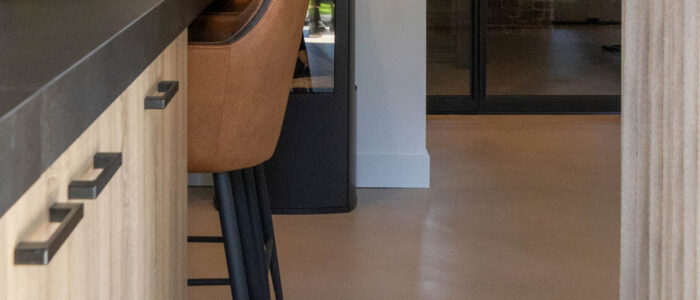 Betonlook vloer in landelijk interieur