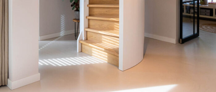 Betonlook vloer in modern interieur