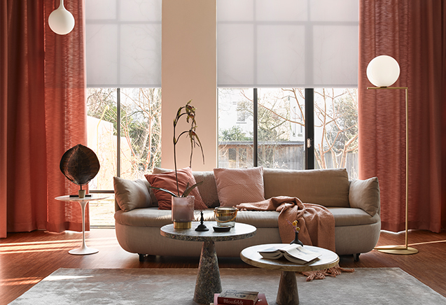 Warm herfst interieur met rode gordijnen en sprei