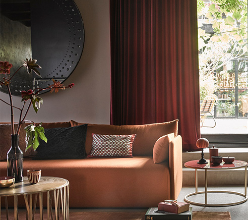 Warm herfst interieur met rode gordijnen