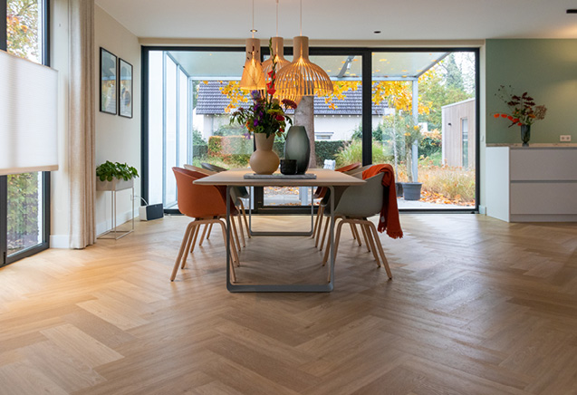 woonkamer met visgraat