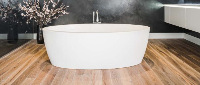 Tegels op houten vloer