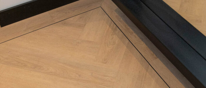 Visgraat vloer met band en bies