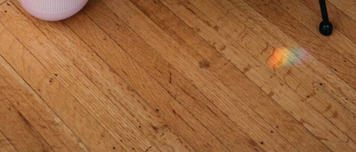 Vlekken uit houten vloer verwijderen