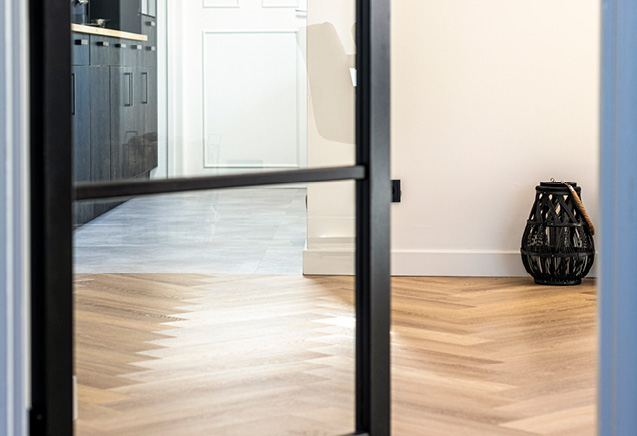 woonkamer met visgraat