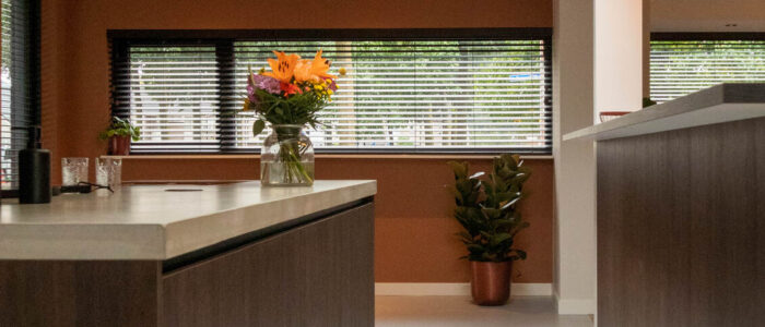 Welke kleur muur past bij een betonlook PVC vloer?